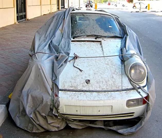 Car-of-luxury-abandoned-in-Dubai-3