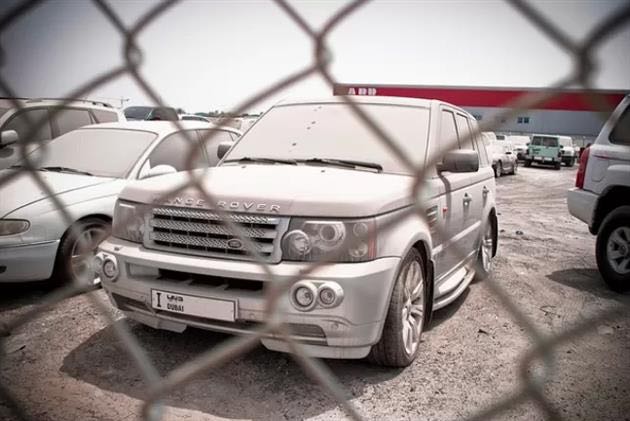 Car-of-luxury-abandoned-in-Dubai-6