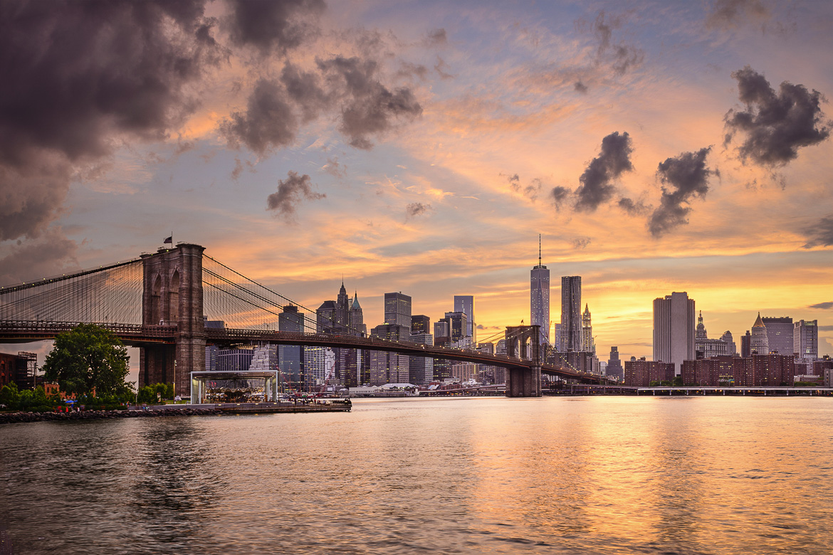 New York City, USA Skyline bei Sonnenuntergang.