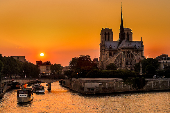 Paris-romantic-sunset-cruise-seine-river-bridge